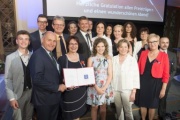 Gruppenfoto mit den Preisgewinnern mit Nationalratspräsident Wolfgang Sobotka (V) (3. von links), Bundesrätin Sonja Zwazl (V) (5. von rechts)