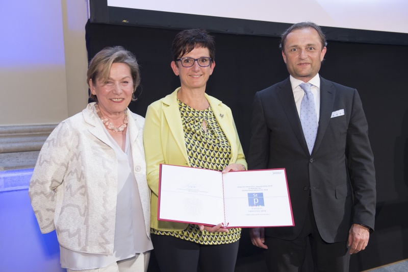 Jurypreis "KnewLEDGE beyond limits" für KABEG Gailtal-Klinik und LKH Laas. Von links: Bundesrätin Sonja Zwazl (V), Doris Kazianka-Diensthuber (Pflegedirektorin Gailtal-Klinik), Sektionschef Ulrich Schuh, Bundesministerium für Digitalisierung und Wirtschaftsstandort 
