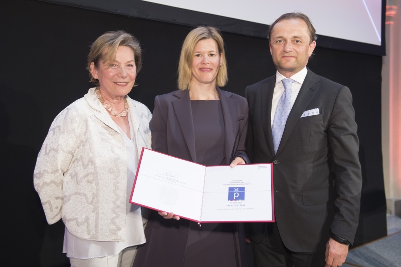 Jurypreis "KnewLEDGE beyond limits" für Wirtschaftsagentur Wien. Ein Fonds der Stadt Wien. Von links: Bundesrätin Sonja Zwazl (V), Julia Kniescheck (Leitung HR und Organisation), Sektionschef Ulrich Schuh, Bundesministerium für Digitalisierung und Wirtschaftsstandort 
