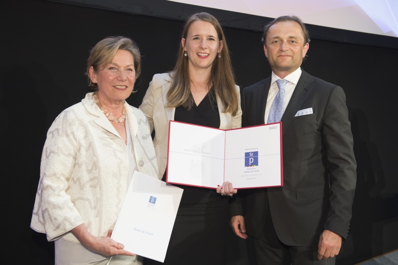 Nominierte über 250 Mitarbeiter: Resch & Frisch. Von links: Bundesrätin Sonja Zwazl (V), Anna Strutzenberger (Stv. Leitung Human Resources), Sektionschef Ulrich Schuh, Bundesministerium für Digitalisierung und Wirtschaftsstandort