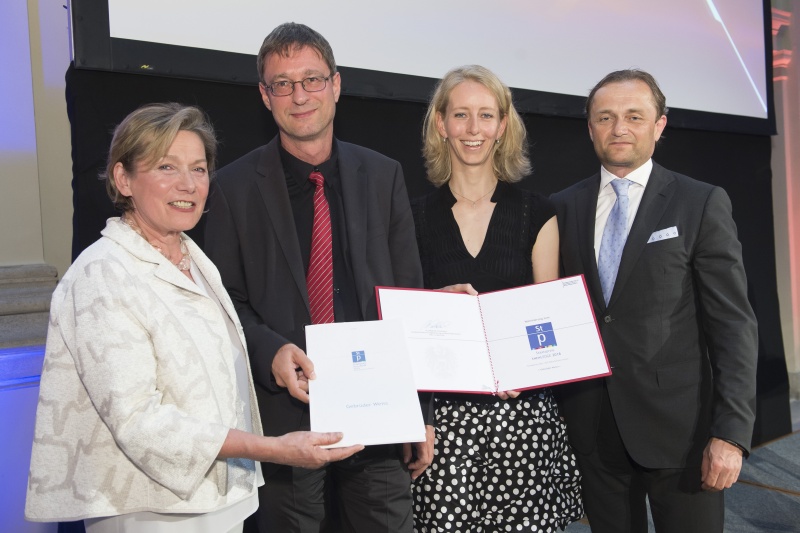 Nominierte über 250 Mitarbeiter: Gebrüder Weiss Gesellschaft m.b.H. Von links: Bundesrätin Sonja Zwazl (V), Peter Kloiber (Vorstand) und  Kerstin Riedmann (Corprate Human Resources Development), Sektionschef Ulrich Schuh, Bundesministerium für Digitalisierung und Wirtschaftsstandort