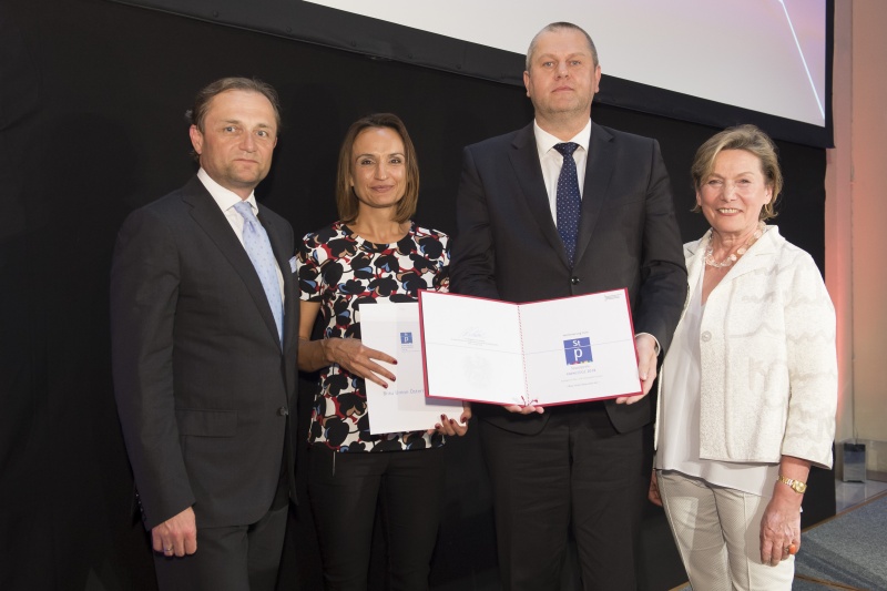 Nominierte über 250 Mitarbeiter: Brauunion Österreich AG. Von links: Sektionschef Ulrich Schuh, Bundesministerium für Digitalisierung und Wirtschaftsstandort, Angelika Mascherbauer  (POD Managerin), Martin Gruber (HR Director), Bundesrätin Sonja Zwazl (V)