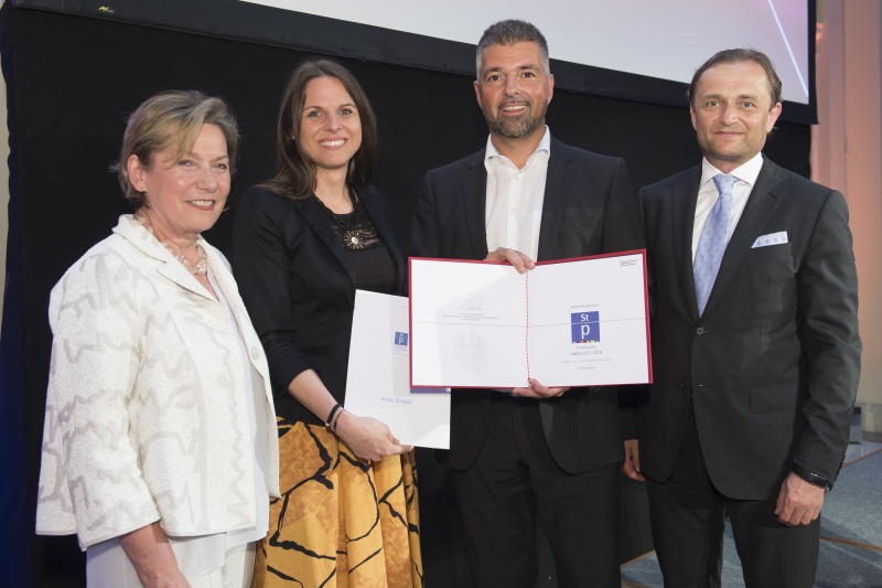 Nominierte 25 - 250 Mitarbeiter: evon GmbH. Von links: Bundesrätin Sonja Zwazl (V), Birgit Herbst (Marketing und Human Resources), Andreas Leitner (Geschäftsführer), Sektionschef Ulrich Schuh, Bundesministerium für Digitalisierung und Wirtschaftsstandort