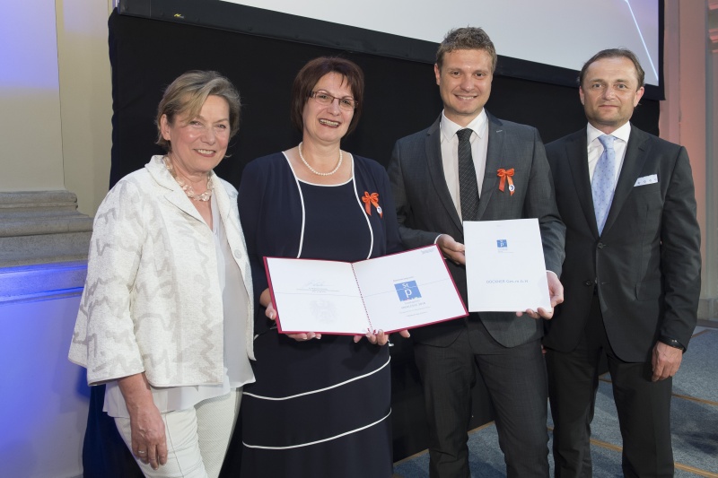 Nominierte bis 25 Mitarbeiter: Dockner Ges.m.b.H. Von links: Bundesrätin Sonja Zwazl (V), Ingeborg Dockner (Geschäftsführerin), Mitarbeiter, Sektionschef Ulrich Schuh, Bundesministerium für Digitalisierung und Wirtschaftsstandort