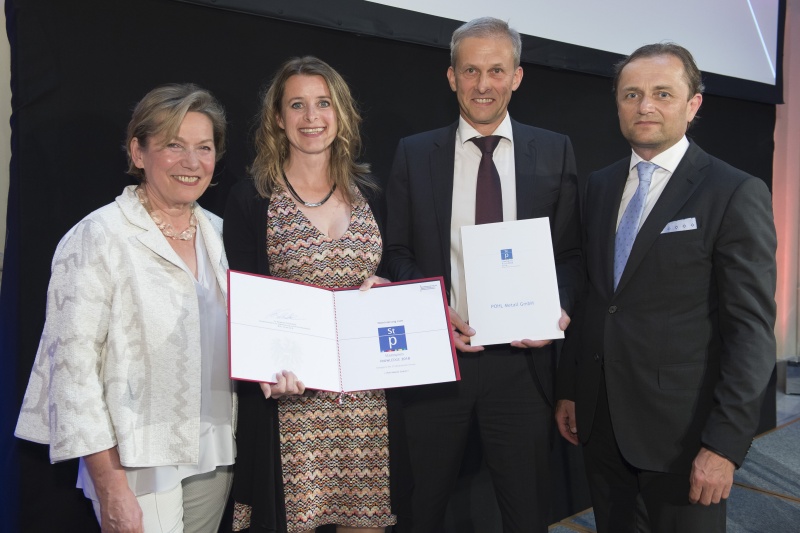 Nominierte bis 25 Mitarbeiter: POHL Metall GmbH. Von links: Bundesrätin Sonja Zwazl (V), Friedrich Pohl (Geschäftsführer), Mitarbeiterin, Sektionschef Ulrich Schuh, Bundesministerium für Digitalisierung und Wirtschaftsstandort