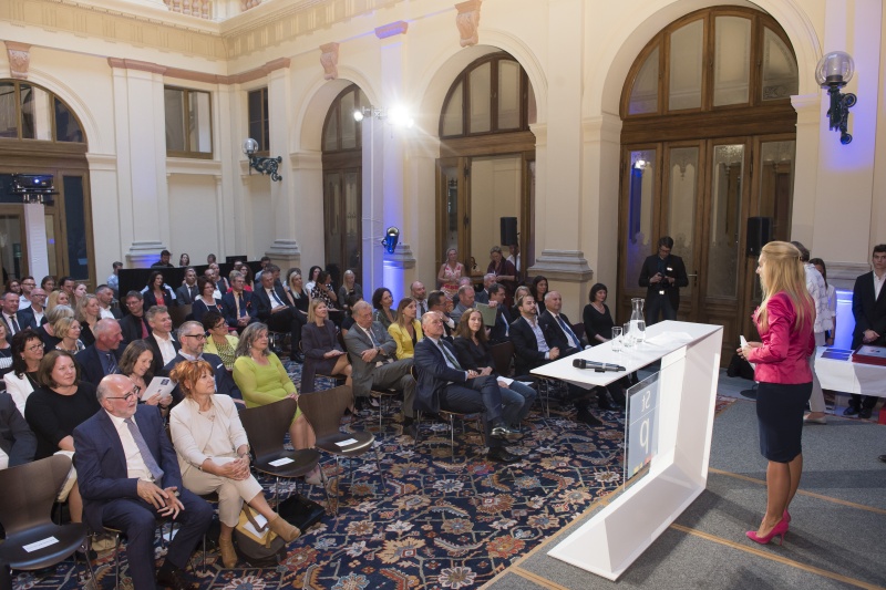 Blick Richtung VeranstaltungsteilnehmerInnen. Moderatorin Ina Sabitzer am Rednerpult