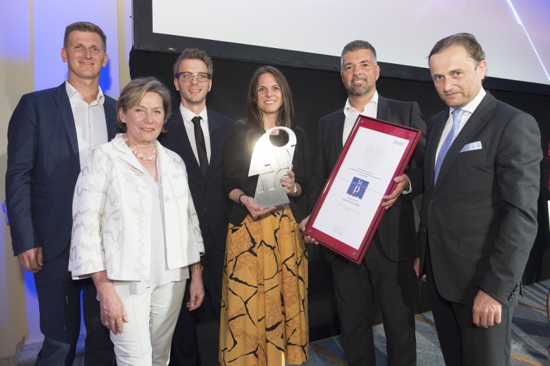 evon GmbH Gewinner Staatspreis KnewlEDGE 2018. ERste Reihe von links: Bundesrätin Sonja Zwazl (V), Birgit Herbst (Marketing und Human Resources), Andreas Leitner (Geschäftsführer), Sektionschef Ulrich Schuh, Bundesministerium für Digitalisierung und Wirtschaftsstandort