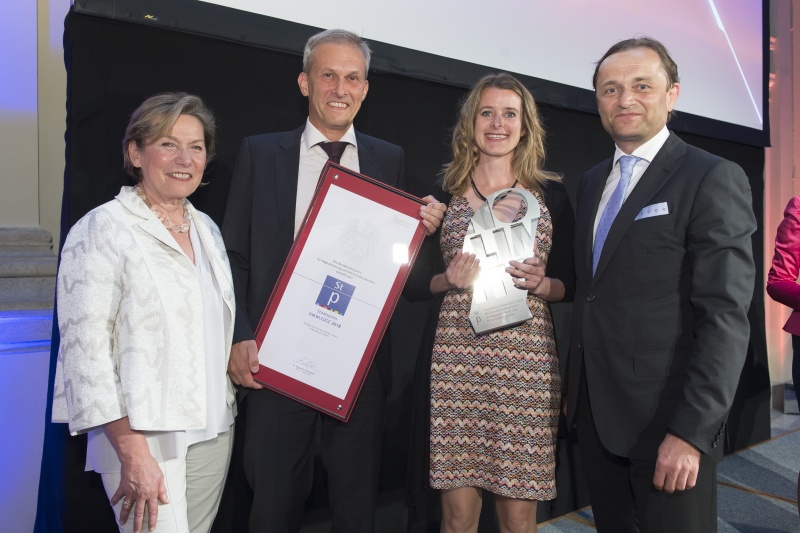 POHL Metall GmbH Gewinner Staatspreis KnewlEDGE 2018. Von links: Bundesrätin Sonja Zwazl (V), Friedrich Pohl (Geschäftsführer), Miarbeiterin, Sektionschef Ulrich Schuh, Bundesministerium für Digitalisierung und Wirtschaftsstandort