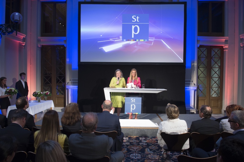 Von links: Monika Strasser, Geschäftsführerin der Knewledge- Initiative, Moderatorin Ina Sabitzer