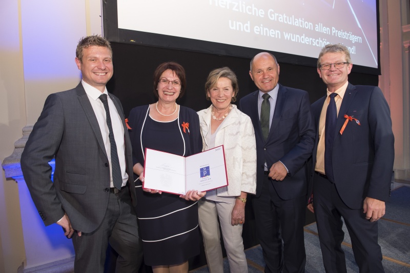 Bildmitte von rechts: Nationalratspräsident Wolfgang Sobotka (V), Bundesrätin Sonja Zwazl (V), Ingeborg Dockner (Geschäftsführerin)