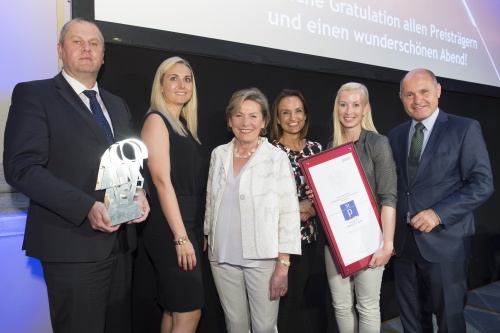 Preisverleihung: Nationalratspräsident Wolfgang Sobotka (V) (rechts), Bundesrätin Sonja Zwazl (V) (3. von links), Brauunion Martin Gruber (HR Director) (links)