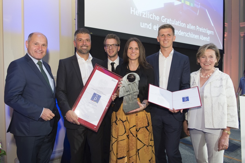 ERste Reihe von links: Nationalratspräsident Wolfgang Sobotka (V), evon GmbH mit Andreas Leitner (Geschäftsführer), Birgit Herbst (Marketing und Human Resources), Bundesrätin Sonja Zwazl (V)