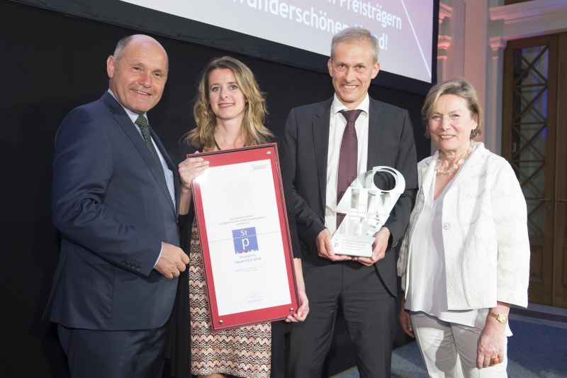 Von links: Nationalratspräsident Wolfgang Sobotka (V), Mitarbeiterin POHL Metall GmbH, Friedrich Pohl (Geschäftsführer), Bundesrätin Sonja Zwazl (V)