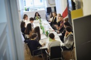Simulation einer Klubsitzung mit Nationalratsabgeordneter Eva Maria Holzleitner (S) (5. von rechts) und Schüler/Innen