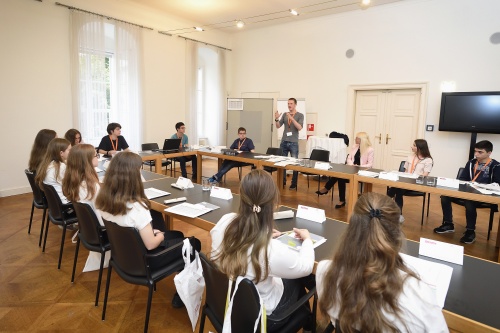 Simulation einer Klubsitzung mit Nationalratsabgeordneter Ricarder Berger (F) (3. von rechts) und SchülerInnen