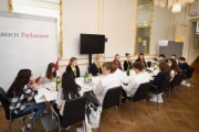 Simulation einer Klubsitzung mit Nationalratsabgeordneter Eva Maria Holzleitner (S) und Schüler/Innen