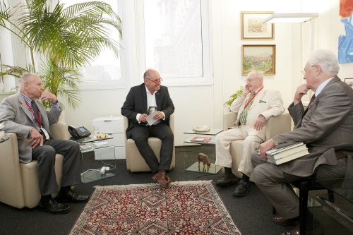 Aussprache.  Von links: Howard Myers, Nationalratspräsident Wolfgang Sobotka (V), Walter Arlen, Ronald Leopoldi