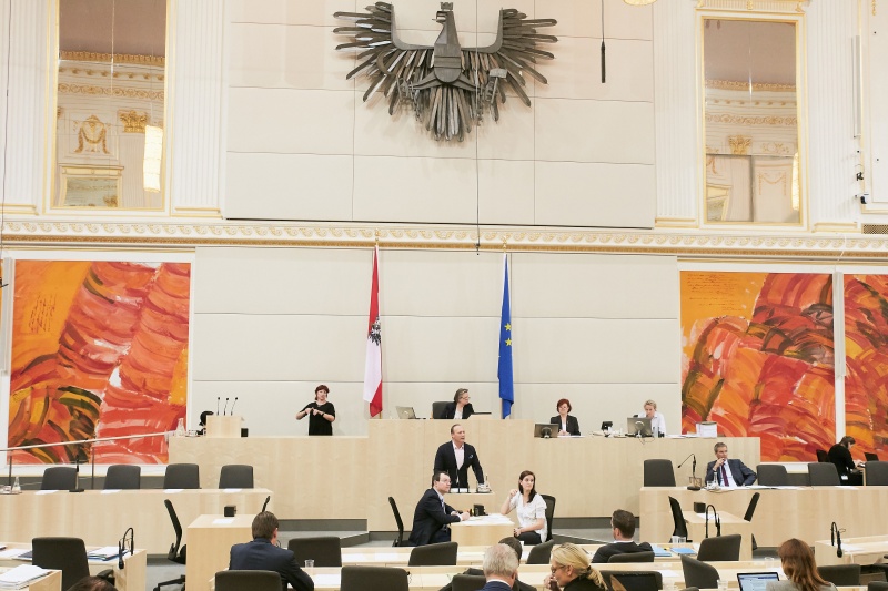 Nationalratsabgeordneter Christian Höbart (F). Am Präsidium Dritte Nationalratspräsidentin Anneliese Kitzmüller (F)