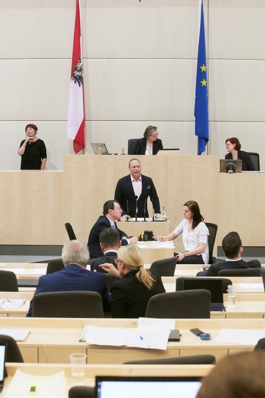 Nationalratsabgeordneter Christian Höbart (F). Am Präsidium Dritte Nationalratspräsidentin Anneliese Kitzmüller (F)