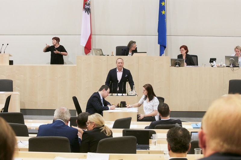 Nationalratsabgeordneter Christian Höbart (F). Am Präsidium Dritte Nationalratspräsidentin Anneliese Kitzmüller (F)