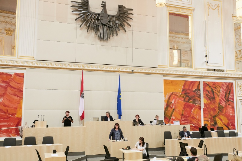 Nationalratsabgeordnete Petra Wimmer (S). Am Präsidium Dritte Natinalratspräsidentin Anneliese Kitzmüller (F)