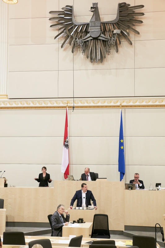 Nationalratsabgeordneter Peter Schmiedlechner (F). Am Präsidium Nationalratspräsident Wolfgang Sobotka (V)