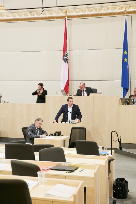 Nationalratsabgeordneter Peter Schmiedlechner (F). Am Präsidium Nationalratspräsident Wolfgang Sobotka (V)