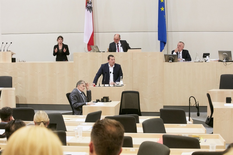 Nationalratsabgeordneter Peter Schmiedlechner (F). Am Präsidium Nationalratspräsident Wolfgang Sobotka (V)