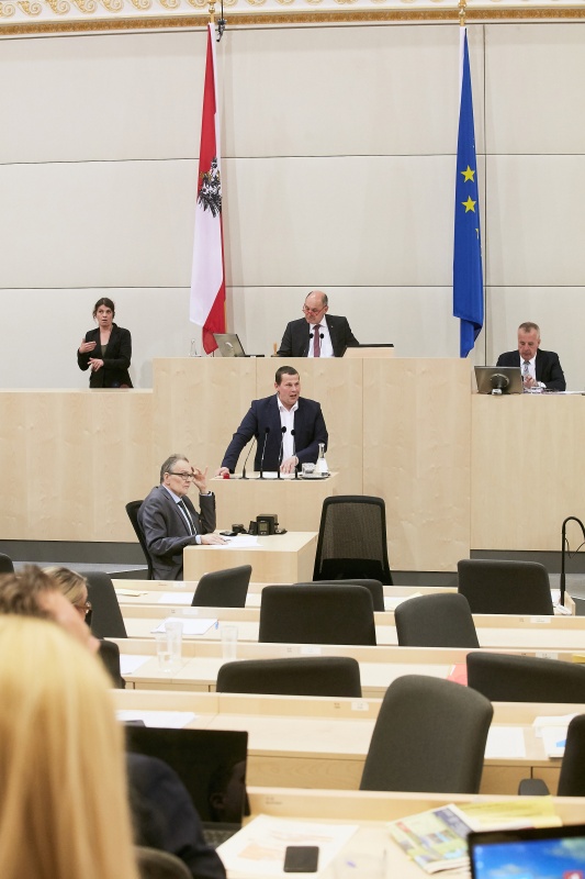 Nationalratsabgeordneter Peter Schmiedlechner (F). Am Präsidium Nationalratspräsident Wolfgang Sobotka (V)