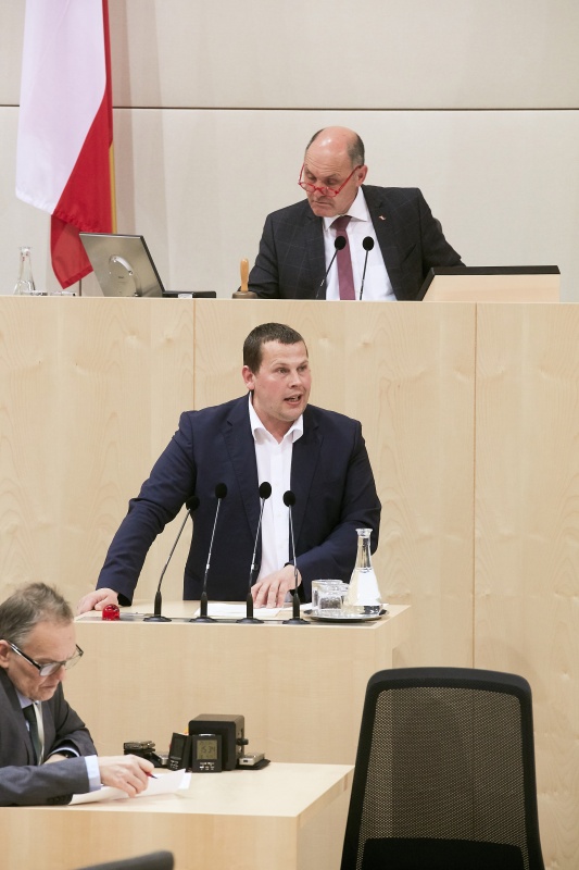 Nationalratsabgeordneter Peter Schmiedlechner (F). Am Präsidium Nationalratspräsident Wolfgang Sobotka (V)