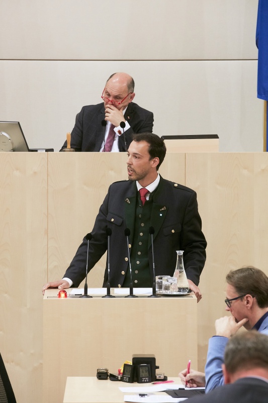 Nationalratsabgeordneter Klaus Lindinger (V). Am Präsidium Nationalratspräsident Wolfgang Sobotka (V)