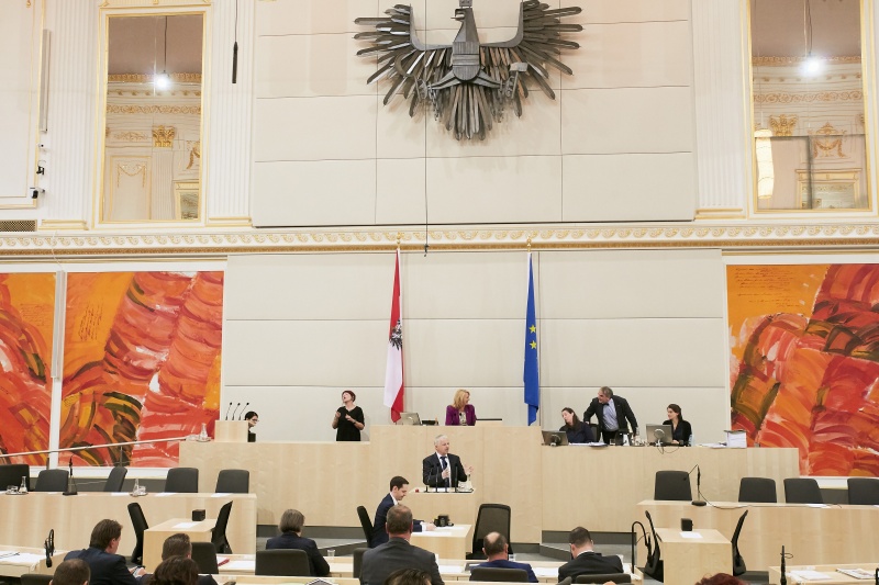 Nationalratsabgeordneter Nikolaus Prinz (V). Am Präsidium Zweite Nationalratspräsidentin Doris Bures (S)