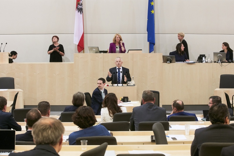 Nationalratsabgeordneter Nikolaus Prinz (V). Am Präsidium Zweite Nationalratspräsidentin Doris Bures (S)