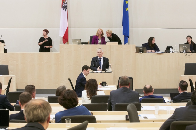 Nationalratsabgeordneter Nikolaus Prinz (V). Am Präsidium Zweite Nationalratspräsidentin Doris Bures (S)