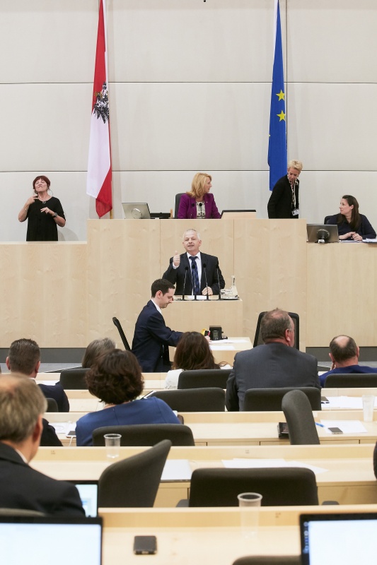 Nationalratsabgeordneter Nikolaus Prinz (V). Am Präsidium Zweite Nationalratspräsidentin Doris Bures (S)