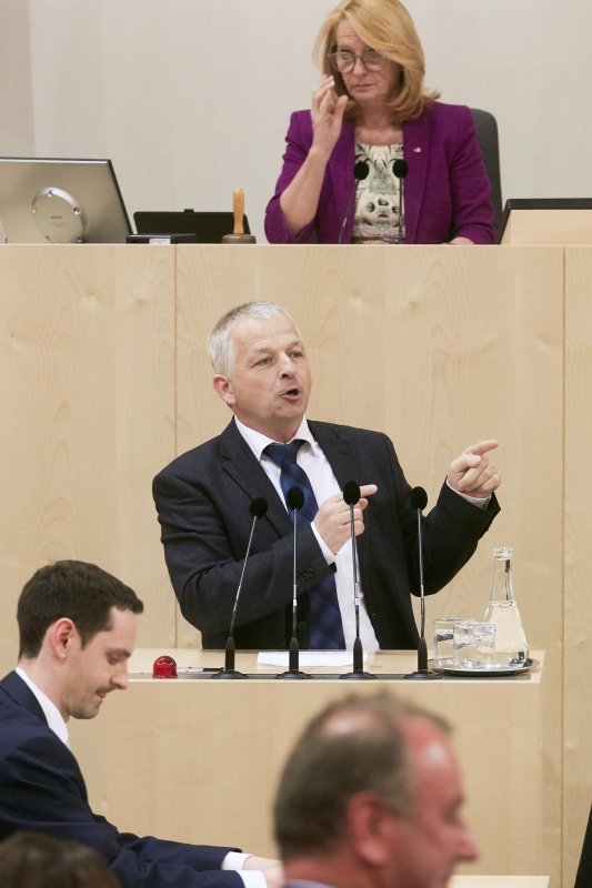 Nationalratsabgeordneter Nikolaus Prinz (V). Am Präsidium Zweite Nationalratspräsidentin Doris Bures (S)