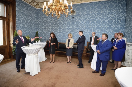 Begrüßung durch Nationalratspräsident Wolfgang Sobotka (V) (links)