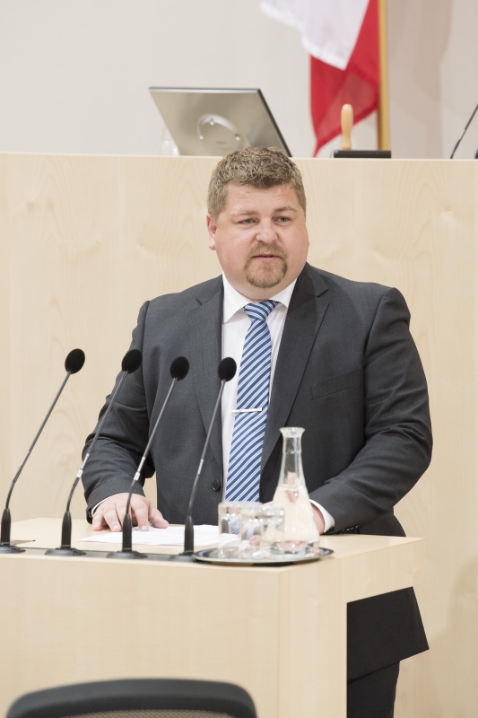 Am Rednerpult: Bundesrat Andreas Arthur Spanring (F)