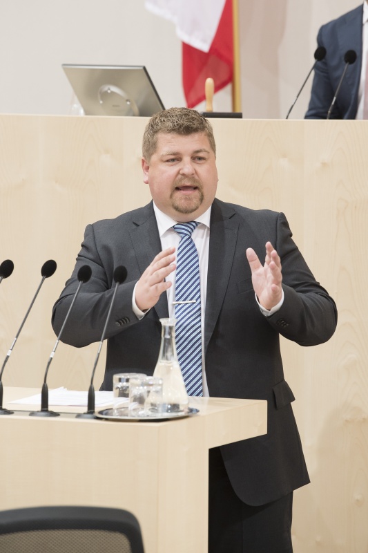 Am Rednerpult: Bundesrat Andreas Arthur Spanring (F)