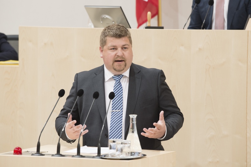 Am Rednerpult: Bundesrat Andreas Arthur Spanring (F)