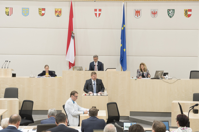 Am Rednerpult: Bundesrat Andreas Arthur Spanring (F). Am Präsidium von links: Bundesrätin Daniela Gruber-Pruner (S), Bundesratvizepräsident Magnus Brunner (V), Bundesratsvizedirektorin Alice Alsch-Harrant