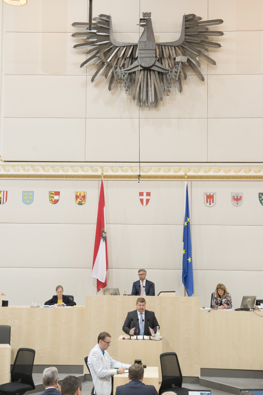 Am Rednerpult: Bundesrat Andreas Arthur Spanring (F). Am Präsidium von links: Bundesrätin Daniela Gruber-Pruner (S), Bundesratvizepräsident Magnus Brunner (V), Bundesratsvizedirektorin Alice Alsch-Harrant