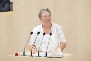 Am Rednerpult: Bundesrätin Klara Neurauter (V)