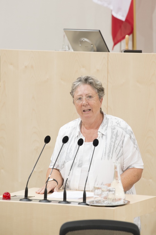 Am Rednerpult: Bundesrätin Klara Neurauter (V)