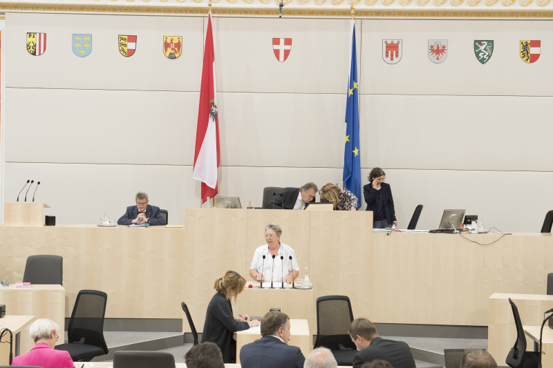 Am Rednerpult: Bundesrätin Klara Neurauter (V). Am Präsidium von links: Bundesrat Gerd Krusche (F), Bundesratvizepräsident Ewald Lindinger (S), Bundesratsvizedirektorin Alice Alsch-Harrant