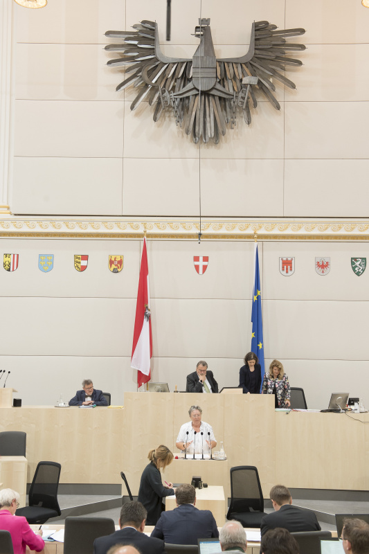 Am Rednerpult: Bundesrätin Klara Neurauter (V). Am Präsidium von links: Bundesrat Gerd Krusche (F), Bundesratvizepräsident Ewald Lindinger (S), Bundesratsvizedirektorin Alice Alsch-Harrant