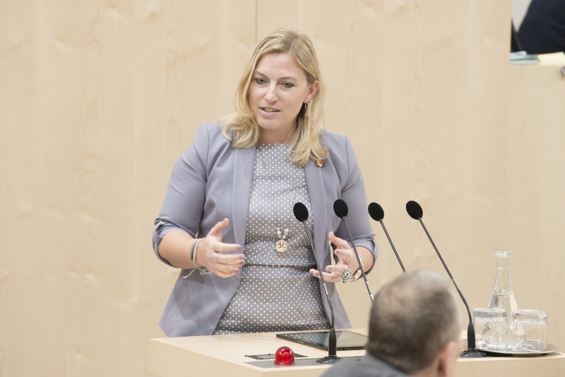 Am Rednerpult: Bundesrätin Doris Hahn (S)