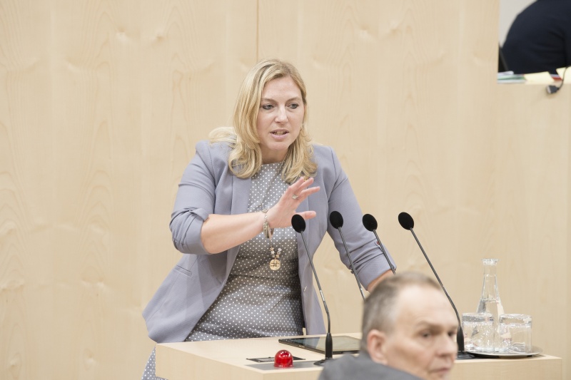 Am Rednerpult: Bundesrätin Doris Hahn (S)