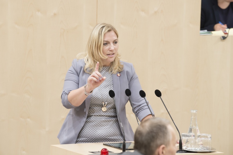 Am Rednerpult: Bundesrätin Doris Hahn (S)