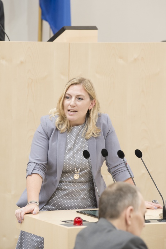 Am Rednerpult: Bundesrätin Doris Hahn (S)